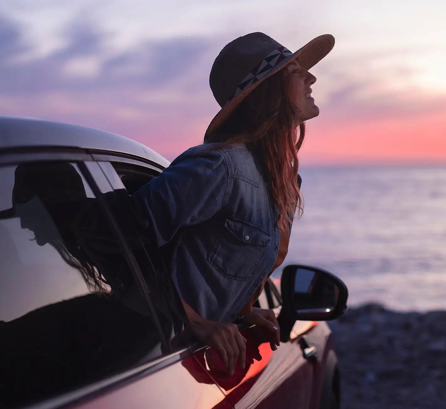 Woman hat & car dsktp.webp