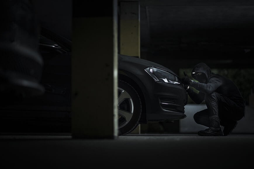 Dialdirect Blog - car-thief-on-a-parking-lot-L95DCXA (1).jpg